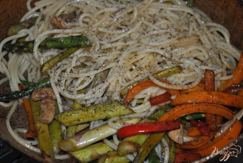Фото приготовление рецепта: Спагетти с овощами и сливочным соусом шаг №11