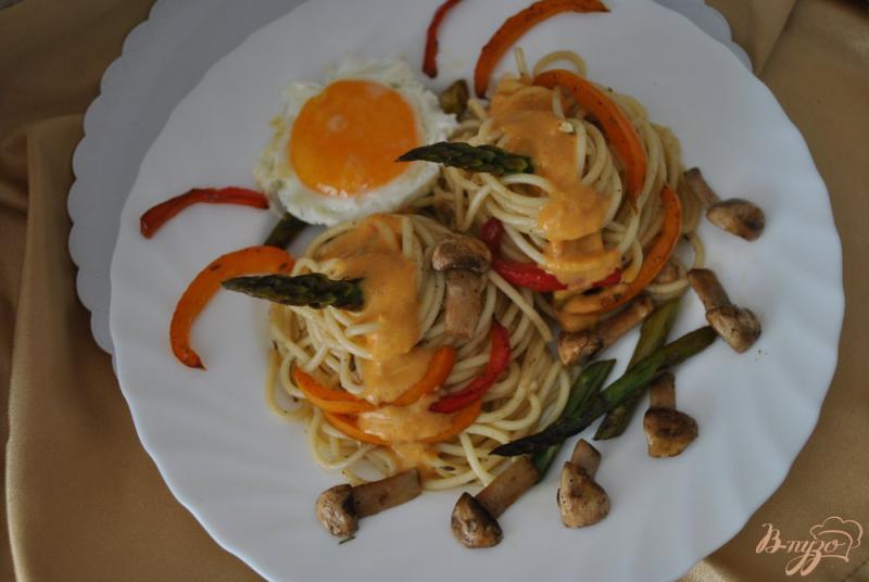 Фото приготовление рецепта: Спагетти с овощами и сливочным соусом шаг №13