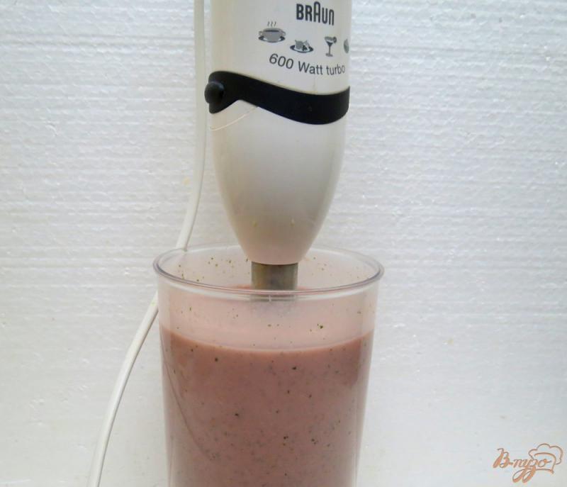 Фото приготовление рецепта: Молочно - творожный коктейль с клубникой шаг №5