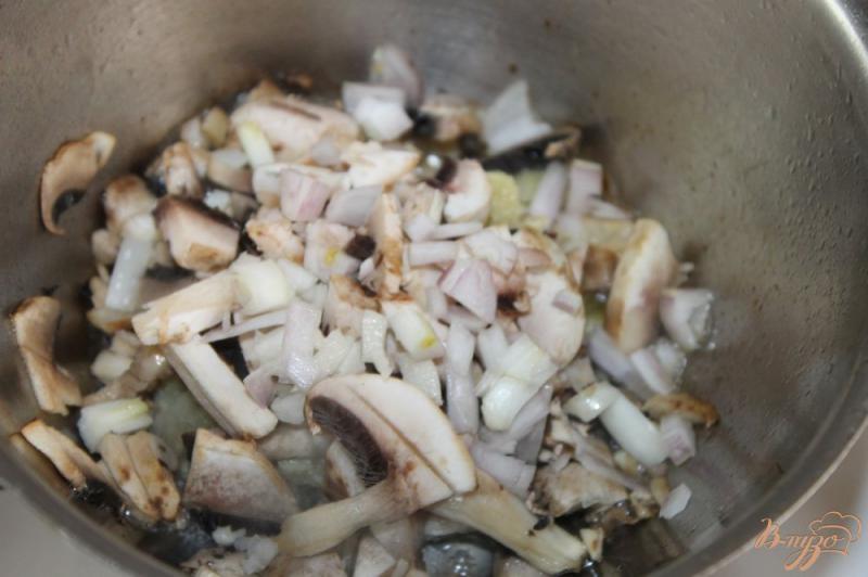 Фото приготовление рецепта: Томатный суп с двумя видами грибов шаг №3