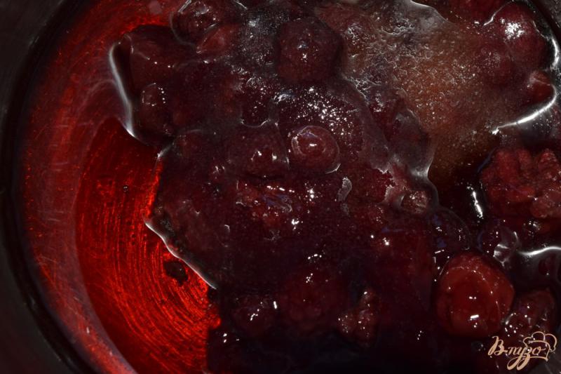 Фото приготовление рецепта: Кисель из лесных ягод шаг №2
