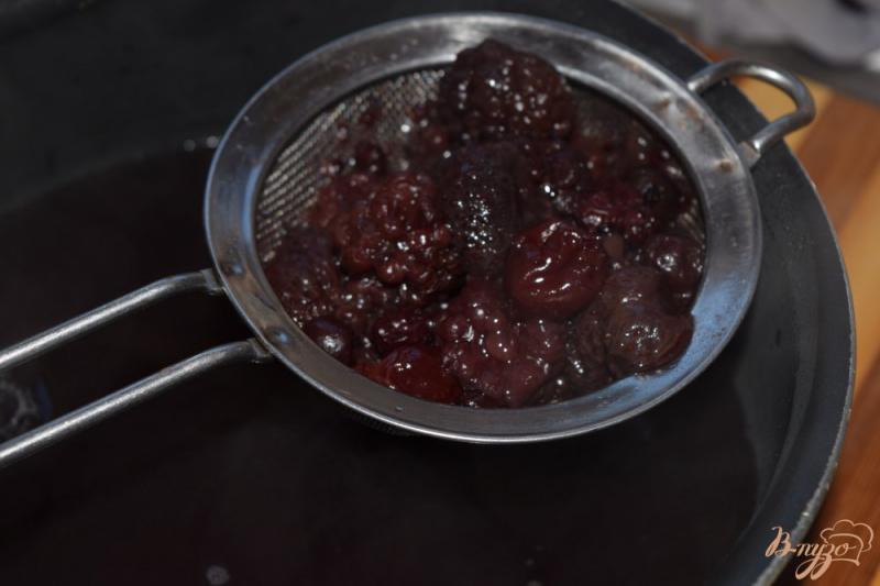 Фото приготовление рецепта: Кисель из лесных ягод шаг №3