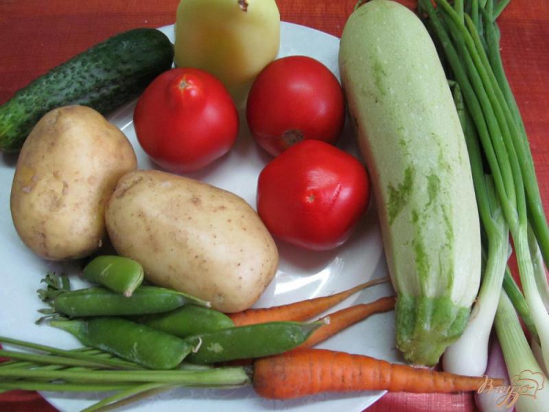 Фото приготовление рецепта: Суп карри с молодыми овощами и огурцом шаг №2