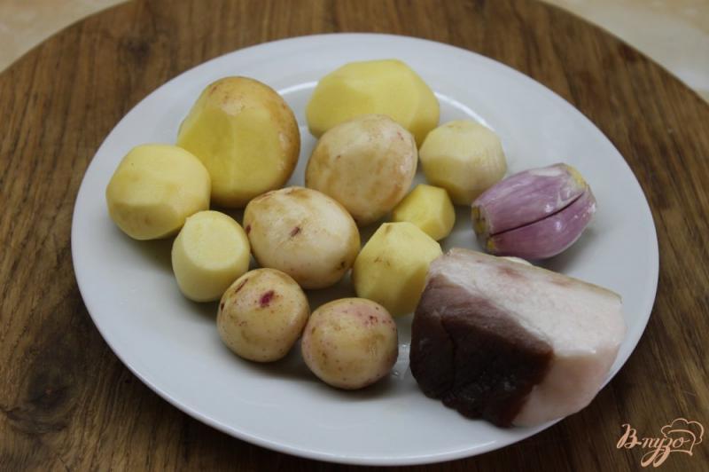 Фото приготовление рецепта: Молодой картофель запеченный с салом в горшочке шаг №1