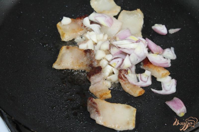Фото приготовление рецепта: Молодой картофель запеченный с салом в горшочке шаг №3
