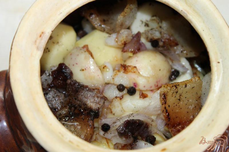 Фото приготовление рецепта: Молодой картофель запеченный с салом в горшочке шаг №5