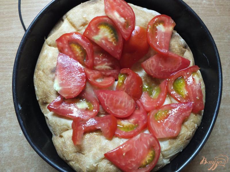 Фото приготовление рецепта: Пицца с помидорами на грузинской лепешке шаг №4