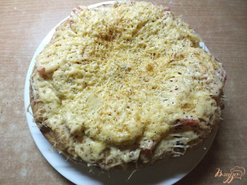Фото приготовление рецепта: Пицца с помидорами на грузинской лепешке шаг №7