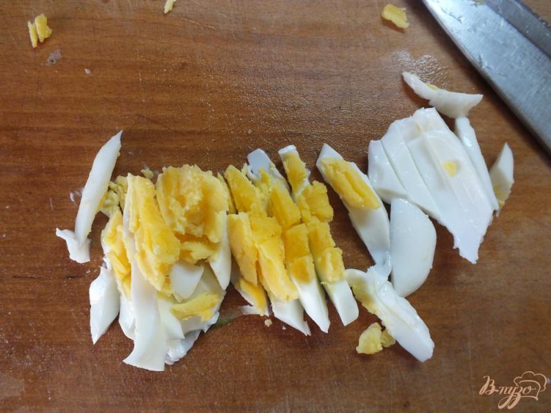 Фото приготовление рецепта: Салат яичный с огурцом и гренками шаг №4