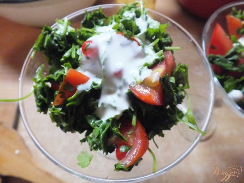 Фото приготовление рецепта: Салат со смородиной и помидорами шаг №4