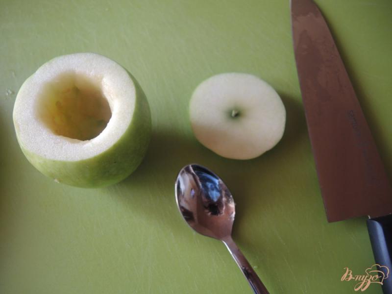 Фото приготовление рецепта: Запеченные яблоки с орехами и сиропом шаг №1