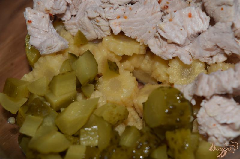 Фото приготовление рецепта: Салат с курицей и маринованной кукурузой шаг №2