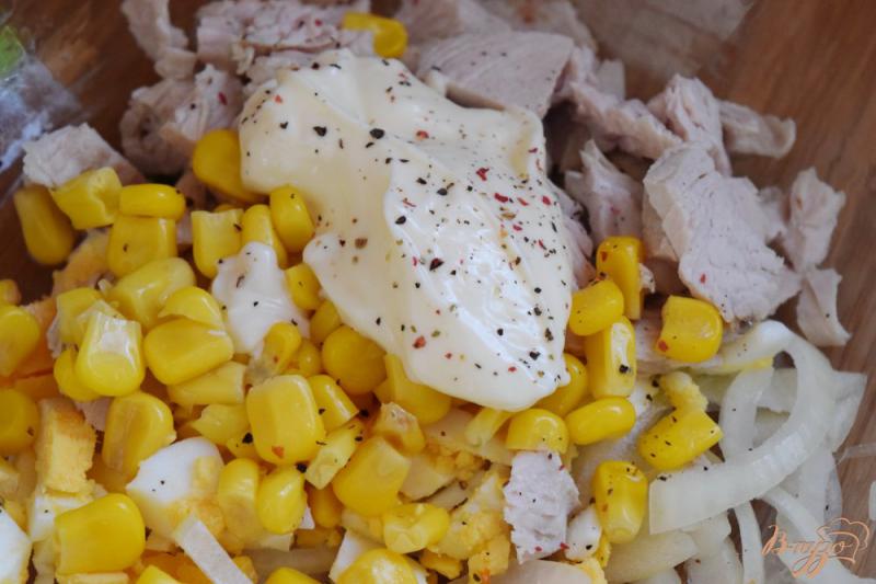 Фото приготовление рецепта: Салат с куриным филе и кукурузой шаг №3