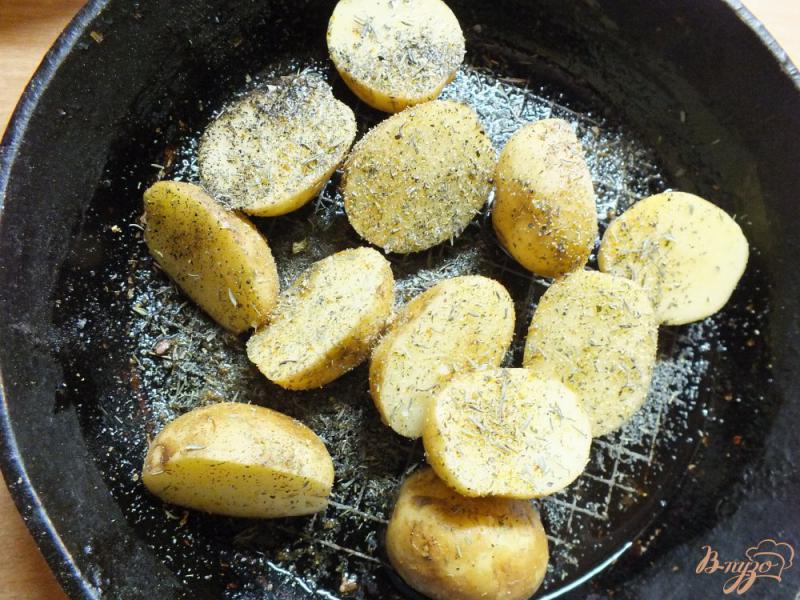 Фото приготовление рецепта: Молодой картофель запеченый с имбирем и укропом шаг №4