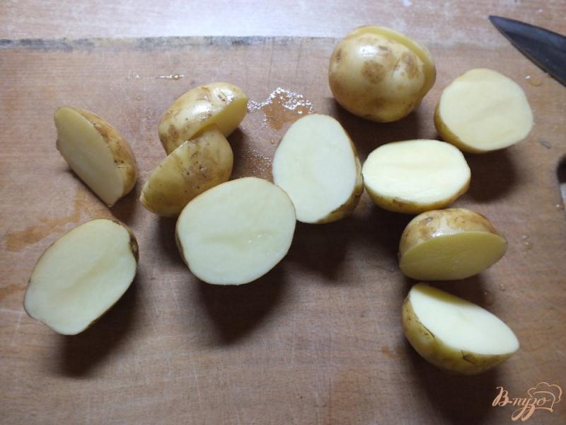 Фото приготовление рецепта: Молодой картофель запеченый с имбирем и укропом шаг №2