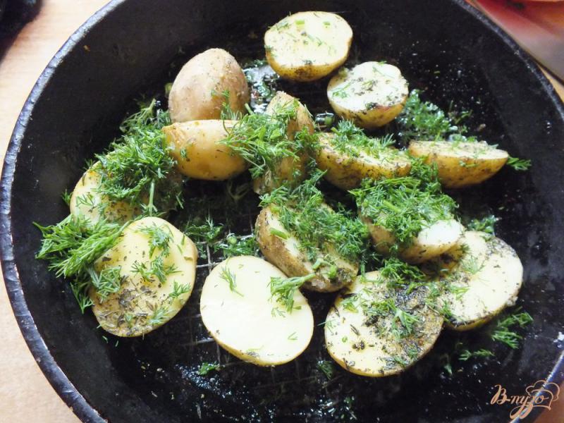 Фото приготовление рецепта: Молодой картофель запеченый с имбирем и укропом шаг №6