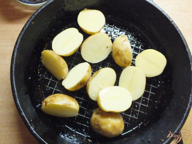 Фото приготовление рецепта: Молодой картофель запеченый с имбирем и укропом шаг №3