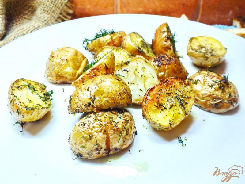 Фото приготовление рецепта: Молодой картофель запеченый с имбирем и укропом шаг №7