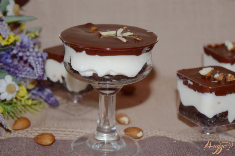 Фото приготовление рецепта: Творожный десерт с шоколадом и черносливом шаг №6