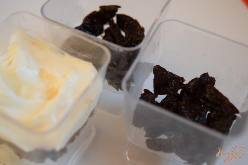 Фото приготовление рецепта: Творожный десерт с шоколадом и черносливом шаг №4