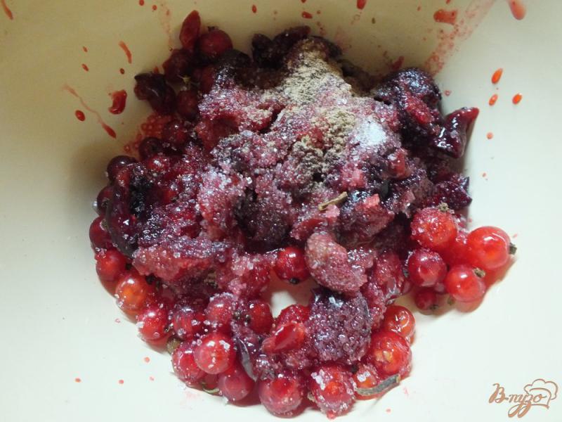 Фото приготовление рецепта: Соус вишнево - смородиновый к мясу шаг №2