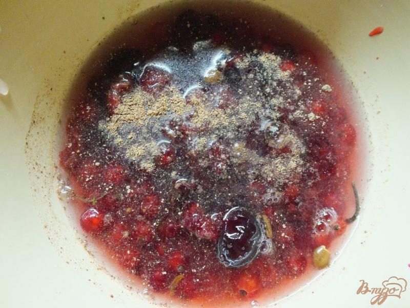 Фото приготовление рецепта: Соус вишнево - смородиновый к мясу шаг №3
