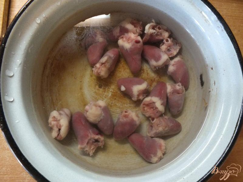 Фото приготовление рецепта: Салат с отварными куриными сердцами шаг №1