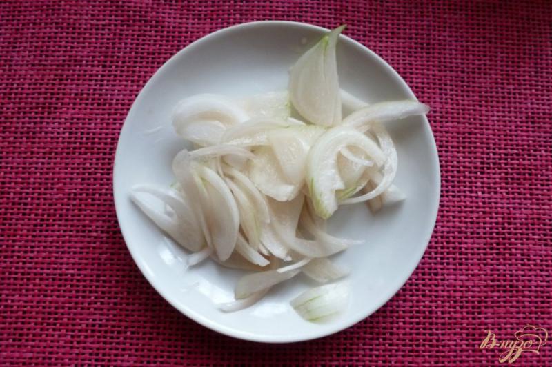 Фото приготовление рецепта: Салат из тунца и помидоров шаг №2