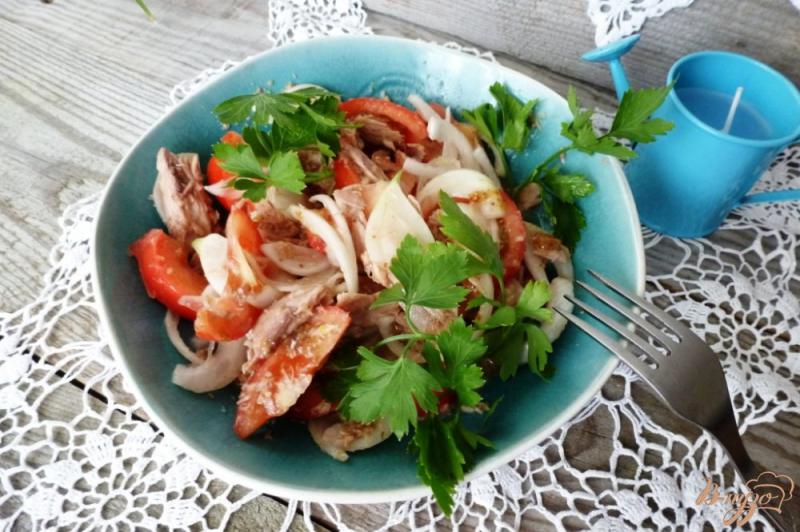 Фото приготовление рецепта: Салат из тунца и помидоров шаг №5