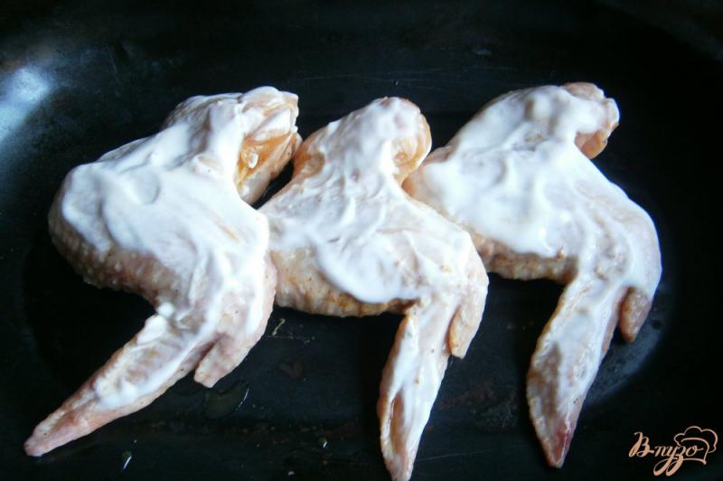 Фото приготовление рецепта: Куриные крылышки, запеченные с лимоном шаг №4