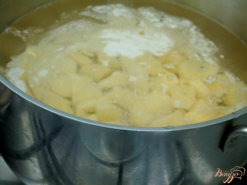 Фото приготовление рецепта: Щавелевый суп с грибами и капустой шаг №3