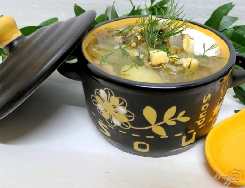 Фото приготовление рецепта: Щавелевый суп с грибами и капустой шаг №7