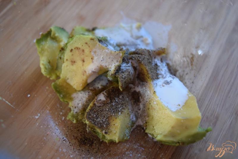 Фото приготовление рецепта: Канапе с шампиньонами и клубникой с муссом из авокадо шаг №4