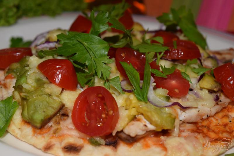 Фото приготовление рецепта: Пицца с курицей и авокадо шаг №5