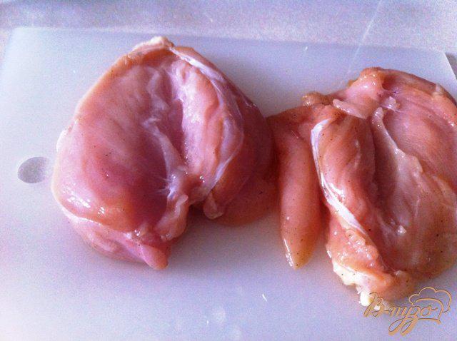 Фото приготовление рецепта: Куриное филе  с помидорами черри и сыром шаг №2