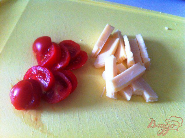 Фото приготовление рецепта: Куриное филе  с помидорами черри и сыром шаг №3