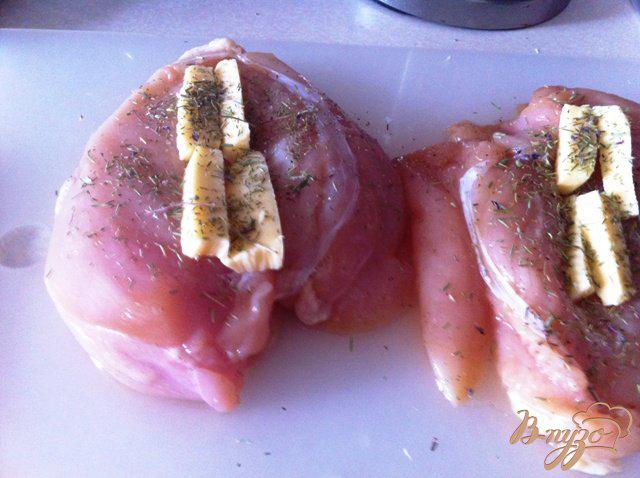 Фото приготовление рецепта: Куриное филе  с помидорами черри и сыром шаг №4