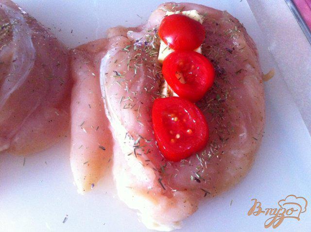 Фото приготовление рецепта: Куриное филе  с помидорами черри и сыром шаг №5