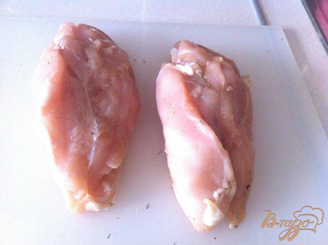 Фото приготовление рецепта: Куриное филе  с помидорами черри и сыром шаг №6