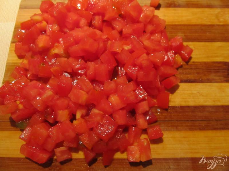 Фото приготовление рецепта: Брускетта с помидорами и луком шаг №3