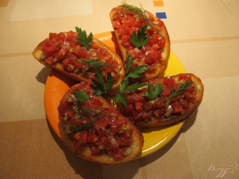 Фото приготовление рецепта: Брускетта с помидорами и луком шаг №6
