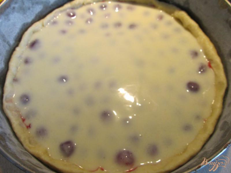 Фото приготовление рецепта: Пирог с вишней в сметанной заливке шаг №9