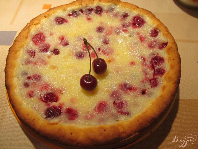 Фото приготовление рецепта: Пирог с вишней в сметанной заливке шаг №10