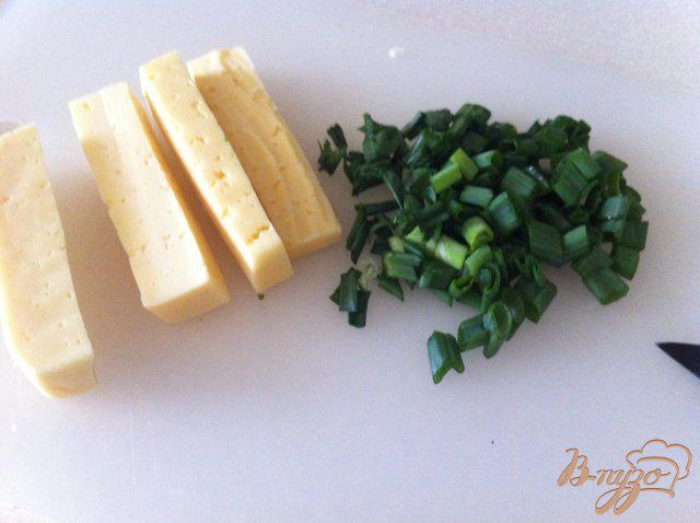 Фото приготовление рецепта: Рулетики из свинины с сыром и  зеленым луком шаг №2