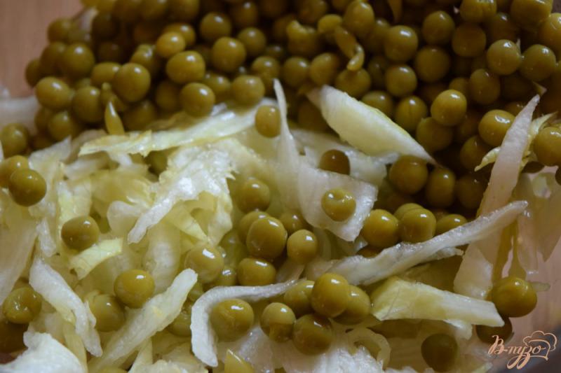 Фото приготовление рецепта: Салат со свининой и маринованными грибами шаг №2