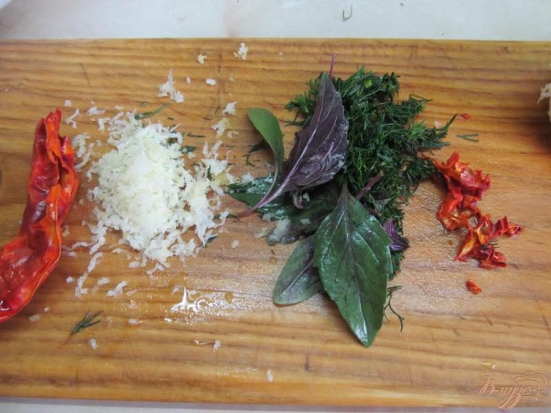 Фото приготовление рецепта: Салат из огурца и красной смородины шаг №3