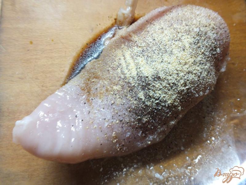 Фото приготовление рецепта: Курица запеченная в рукаве с чесноком и соевым соусом шаг №2