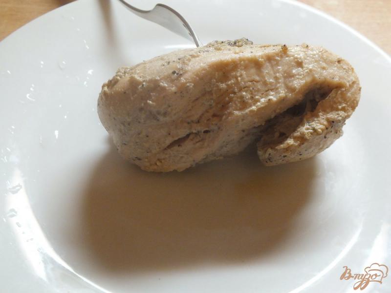Фото приготовление рецепта: Курица запеченная в рукаве с чесноком и соевым соусом шаг №4