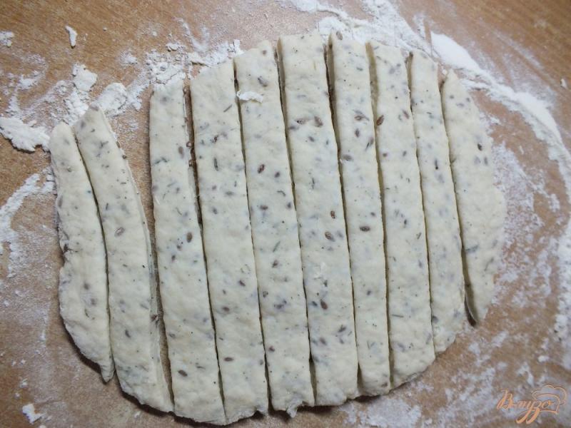 Фото приготовление рецепта: Хлебные палочки с тимьяном и семенами льна шаг №5