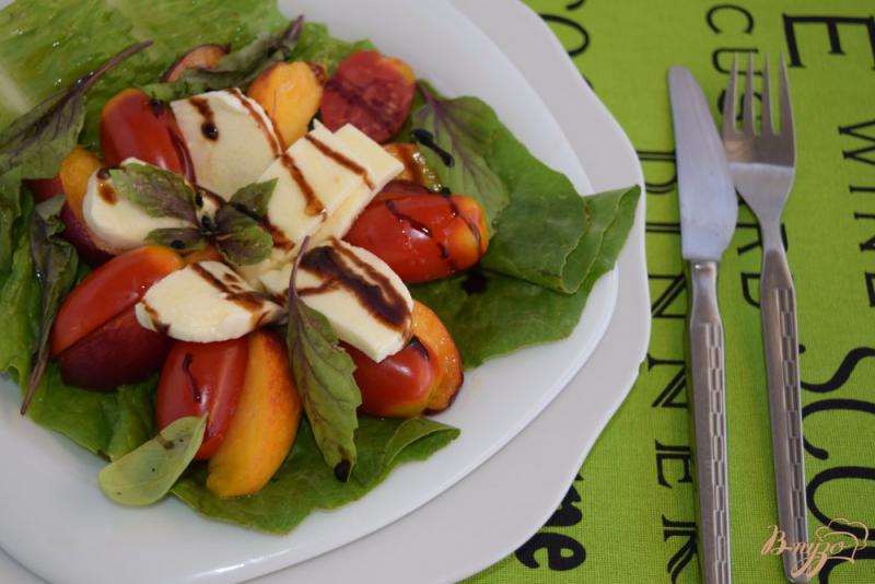 Фото приготовление рецепта: Салат с персиком и помидором шаг №4